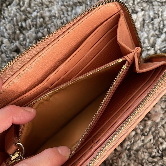 Tory Burch wallet color is peach ๐ - Picture 5 of 6